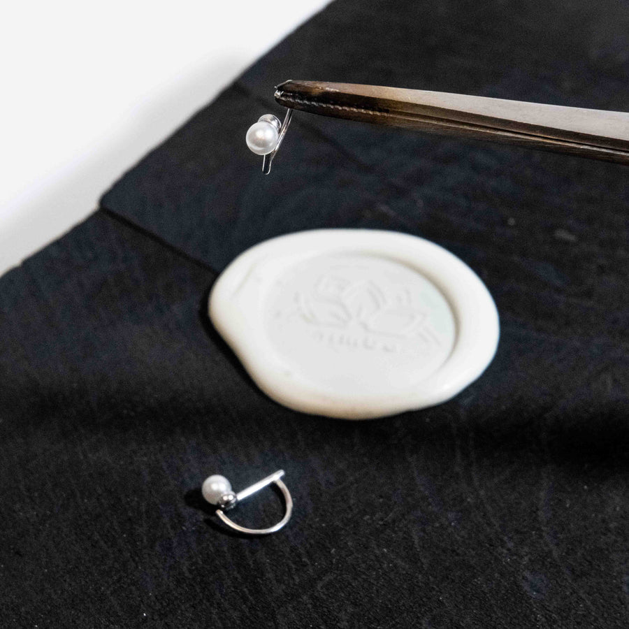Cercei minimalisti din argint cu perla -  Atelier Bijuterii Nimba 